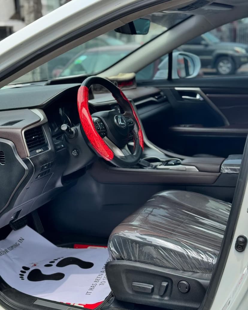 2016 Lexus RX350 - image 3