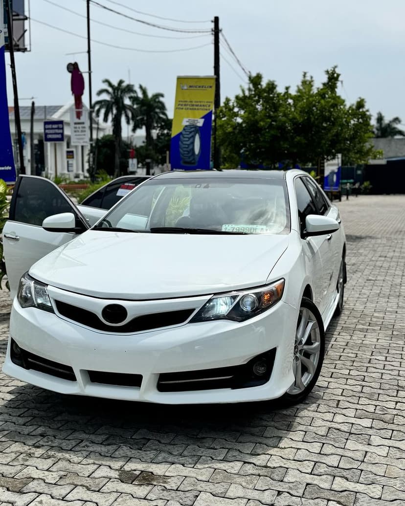 2013 Toyota Camry Sport - image 2
