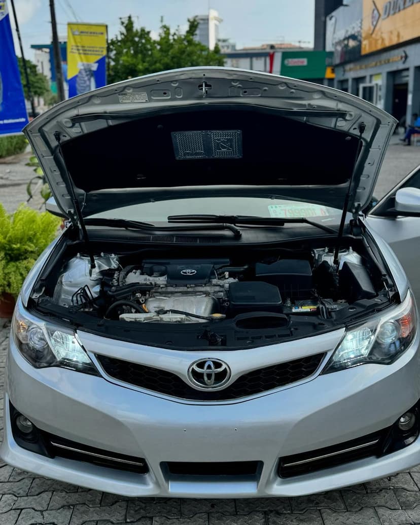 2013 Toyota Camry SE - image 3